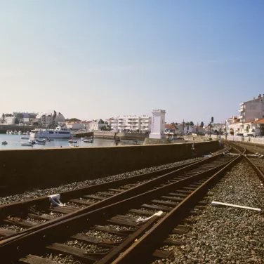 Ligne non électrifiée traversant la ville de Saint-Gilles-Croix-de-Vie. Ligne non électrifiée traversant la ville de Saint-Gilles-Croix-de-Vie.